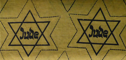 zwei gelbe Sterne, darin die Worte "Jude"