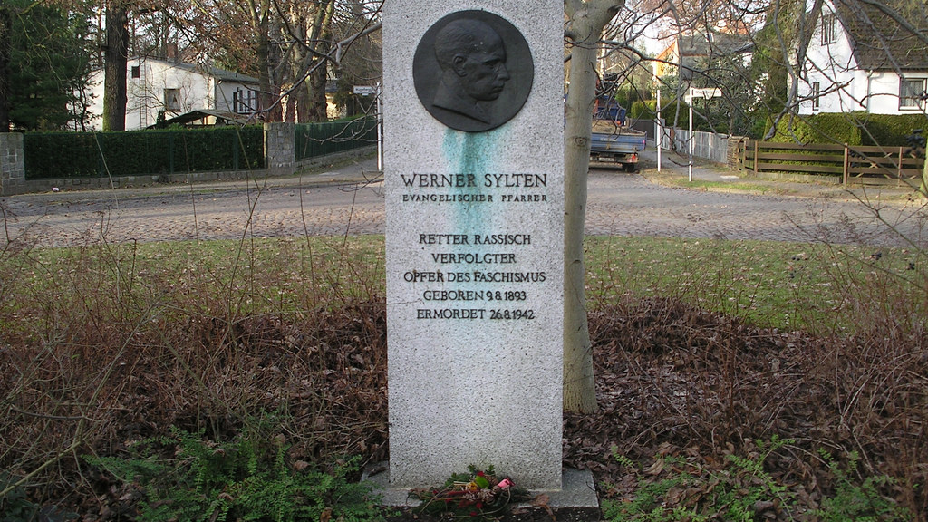 Gedenkstein an Werner Sylten. Foto: Wikimedia