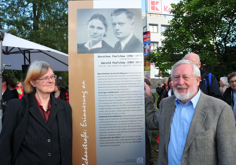 Gedenk-Stele für Dorothee und Harald Poelchau enthüllt. Foto: BA Marzahn-Hellersdorf.